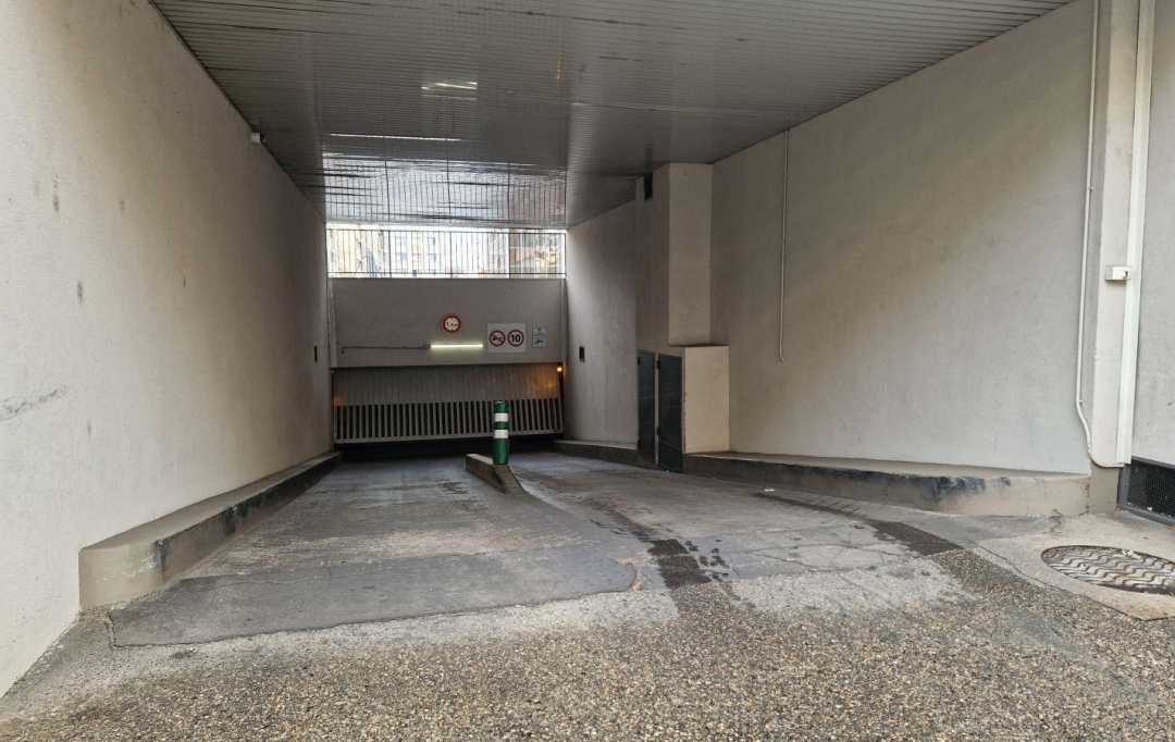 Annonces VAULX EN VELIN : Garage / Parking | VILLEURBANNE (69100) | 13 m2 | 21 000 &euro; 