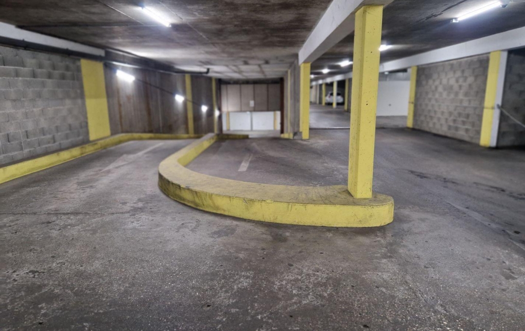 Annonces VAULX EN VELIN : Garage / Parking | VILLEURBANNE (69100) | 13 m2 | 21 000 € 