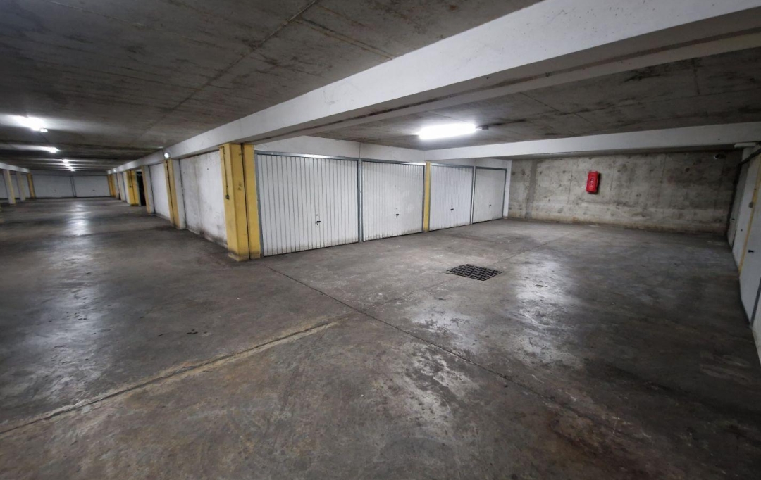 Annonces VAULX EN VELIN : Garage / Parking | VILLEURBANNE (69100) | 13 m2 | 21 000 &euro; 